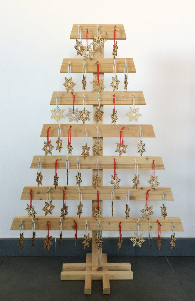 wooden christmas tree stile scandinavo